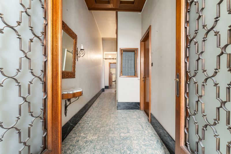 Te renoveren burgerwoning met enorm potentieel in hartje Roeselare foto 3