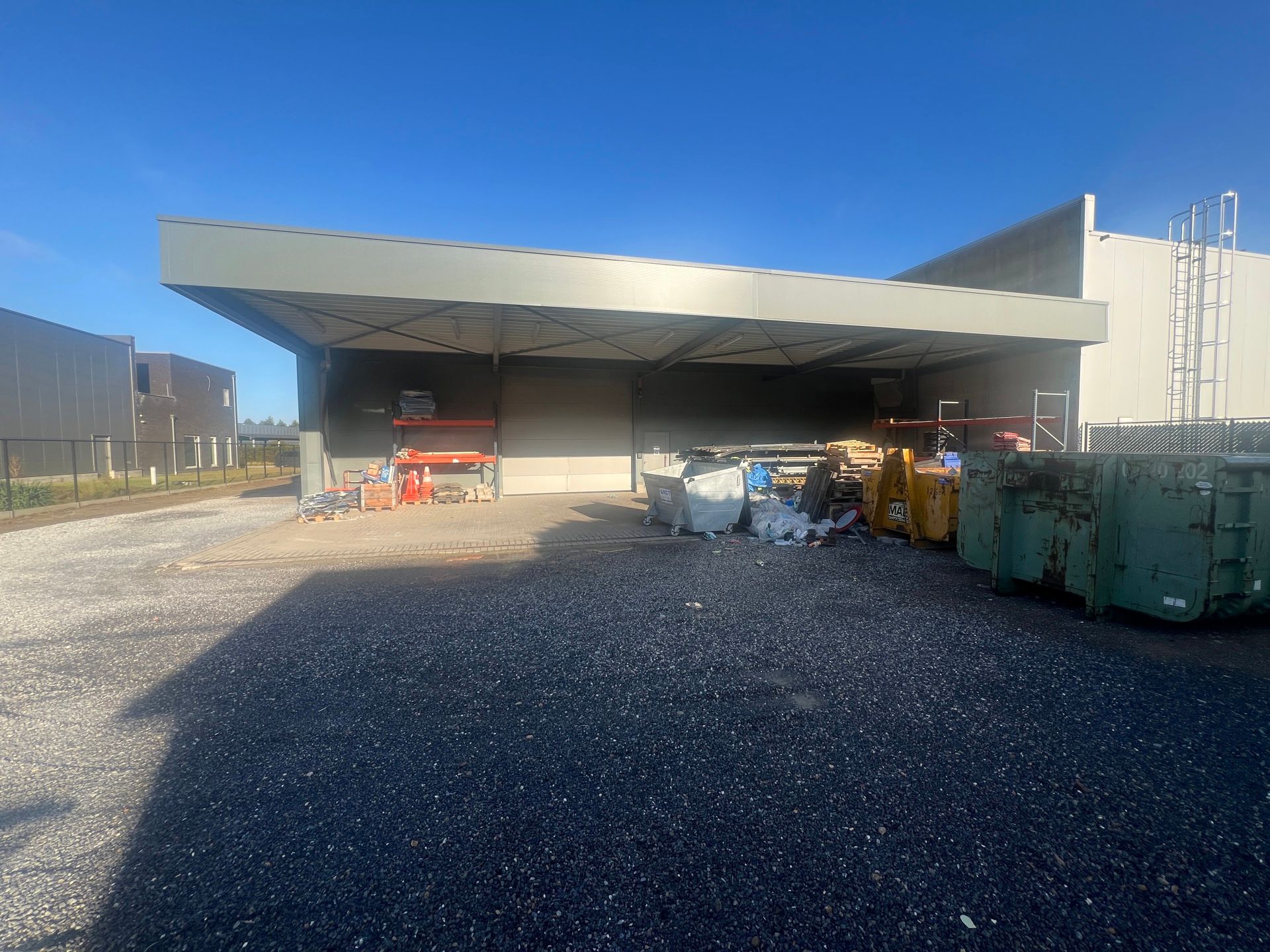 MULTIFUNCTIONEEL BEDRIJFSGEBOUW MET APPARTEMENT EN BUITENTERREIN foto 19