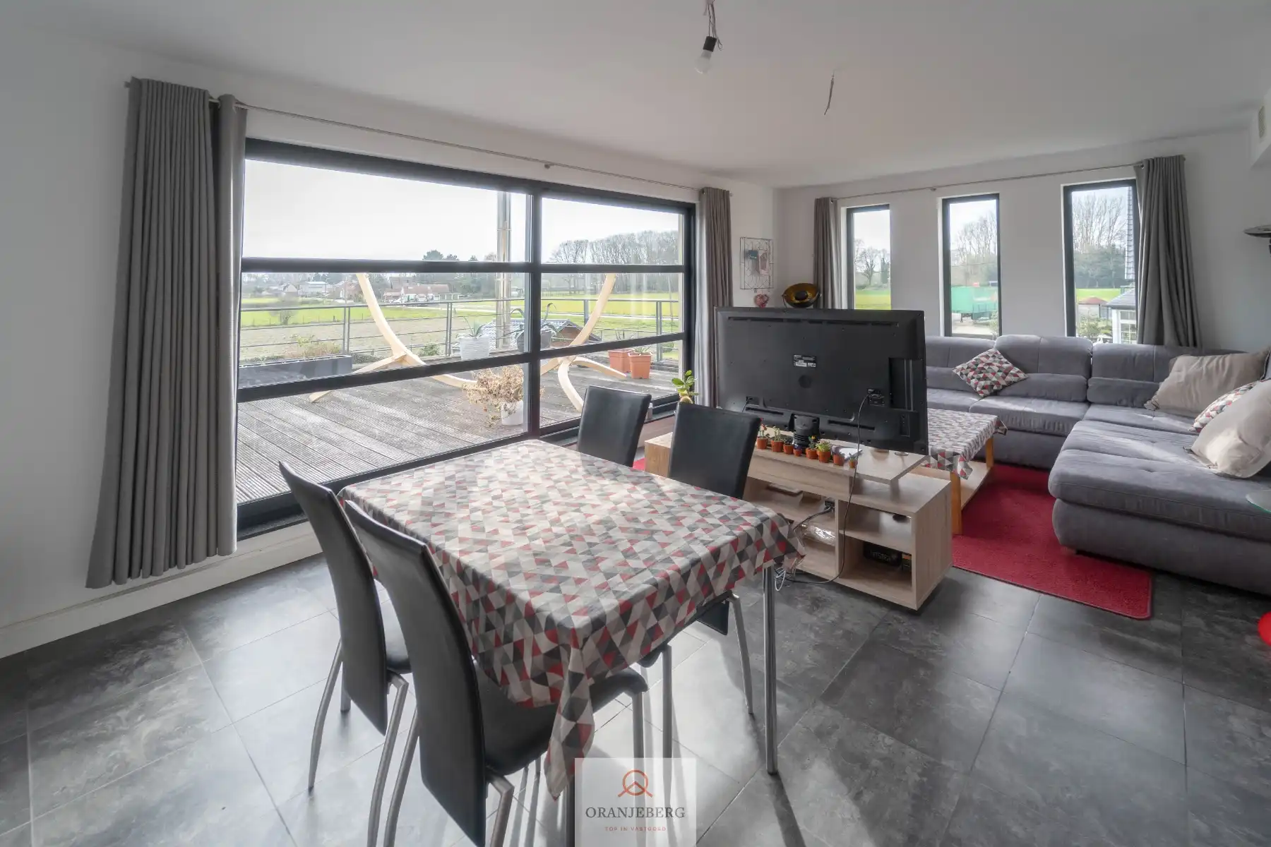 Magazijn met kantoor en woonst foto 12