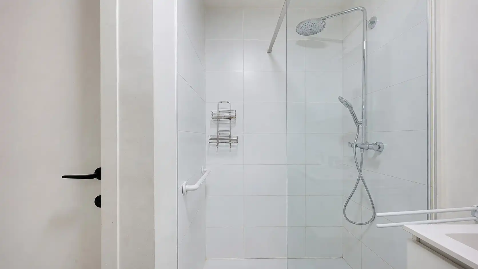 Gerenoveerd appartement met twee kamers en open zichten  foto 15