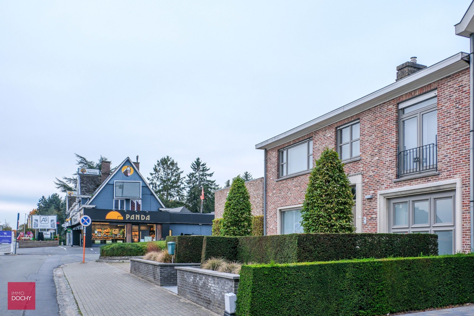 Kwalitatief afgewerkte villa met ruime garage en tuin foto 3