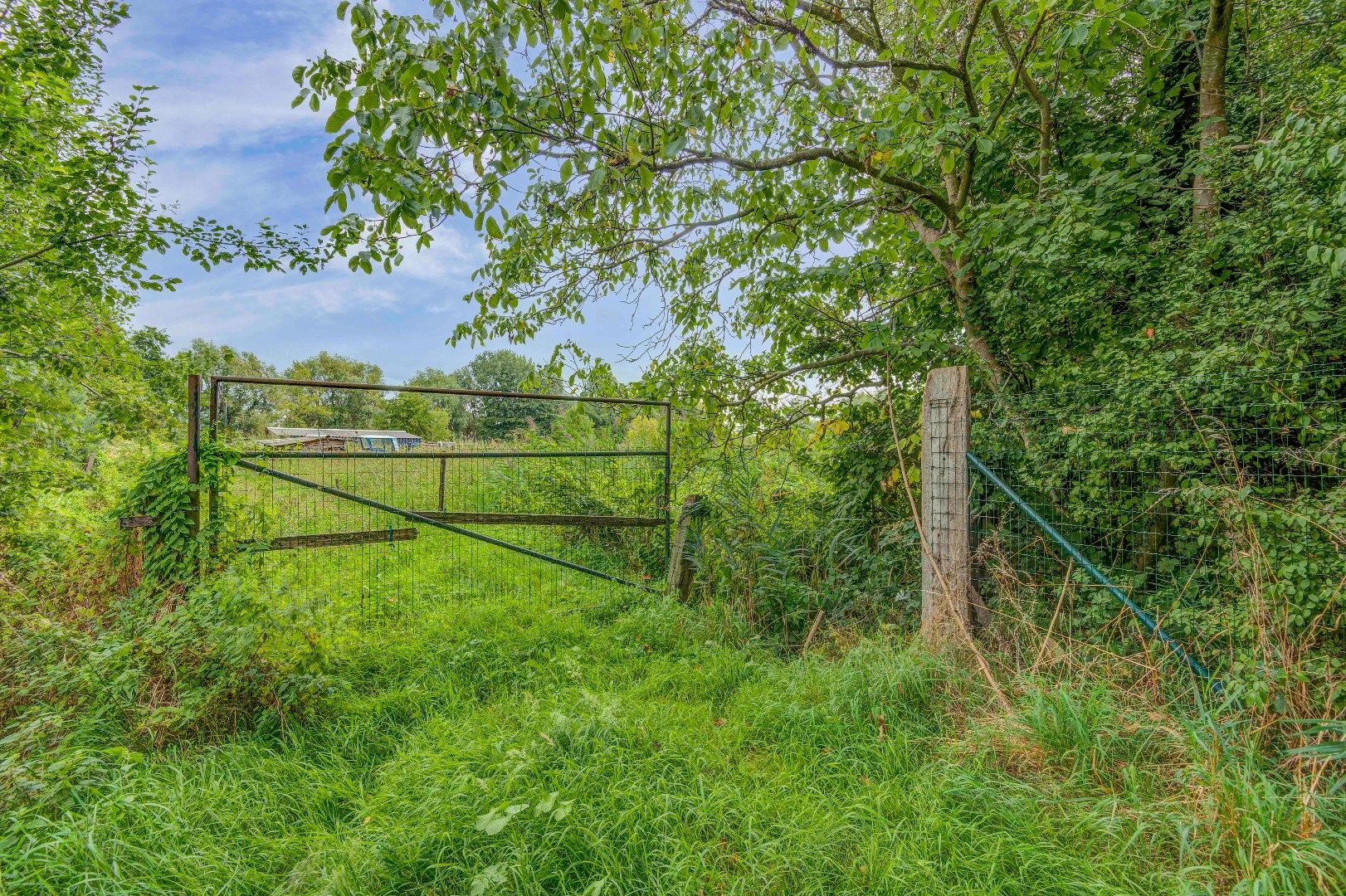 Op te frissen open bebouwing op mooi stuk grond met groot magazijn foto 30