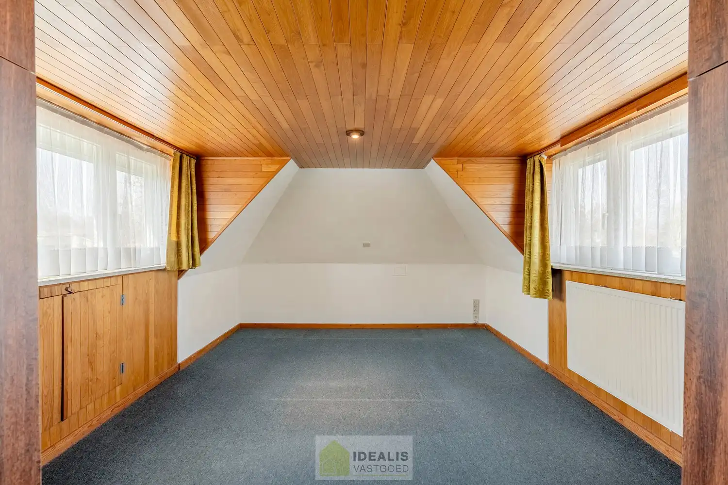 IDEALIS VASTGOED - Aangename vrijstaande woning op toplocatie te Boseind, Pelt. Deze woning omvat maar liefst +-149m² netto bewoonbare oppervlakte op een perceel van 6a 35ca met een ruime woonkamer met aansluitend uitgeruste keuken, maar liefst 3 slaapkamers of 2 slaapkamers met ruime dressing, badkamer, wasplaats, veranda en zeer ruime garage vlakbij de dorpskern van Boseind, Pelt! Uiterst geschikt voor kandidaten op zoek naar een naar eigen wens te renoveren betaalbare woning. foto 23