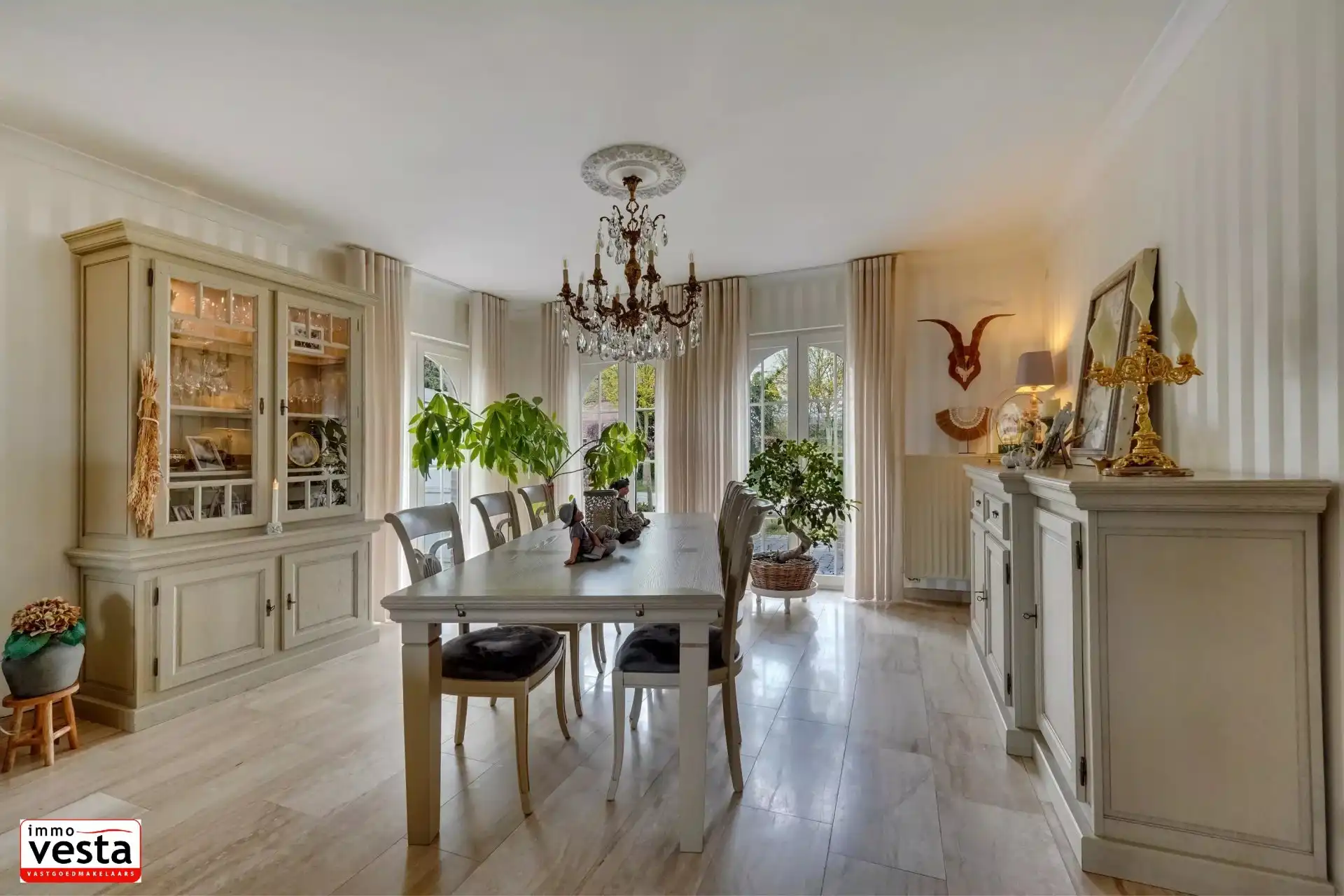 Ruime villa op een goede locatie foto 7