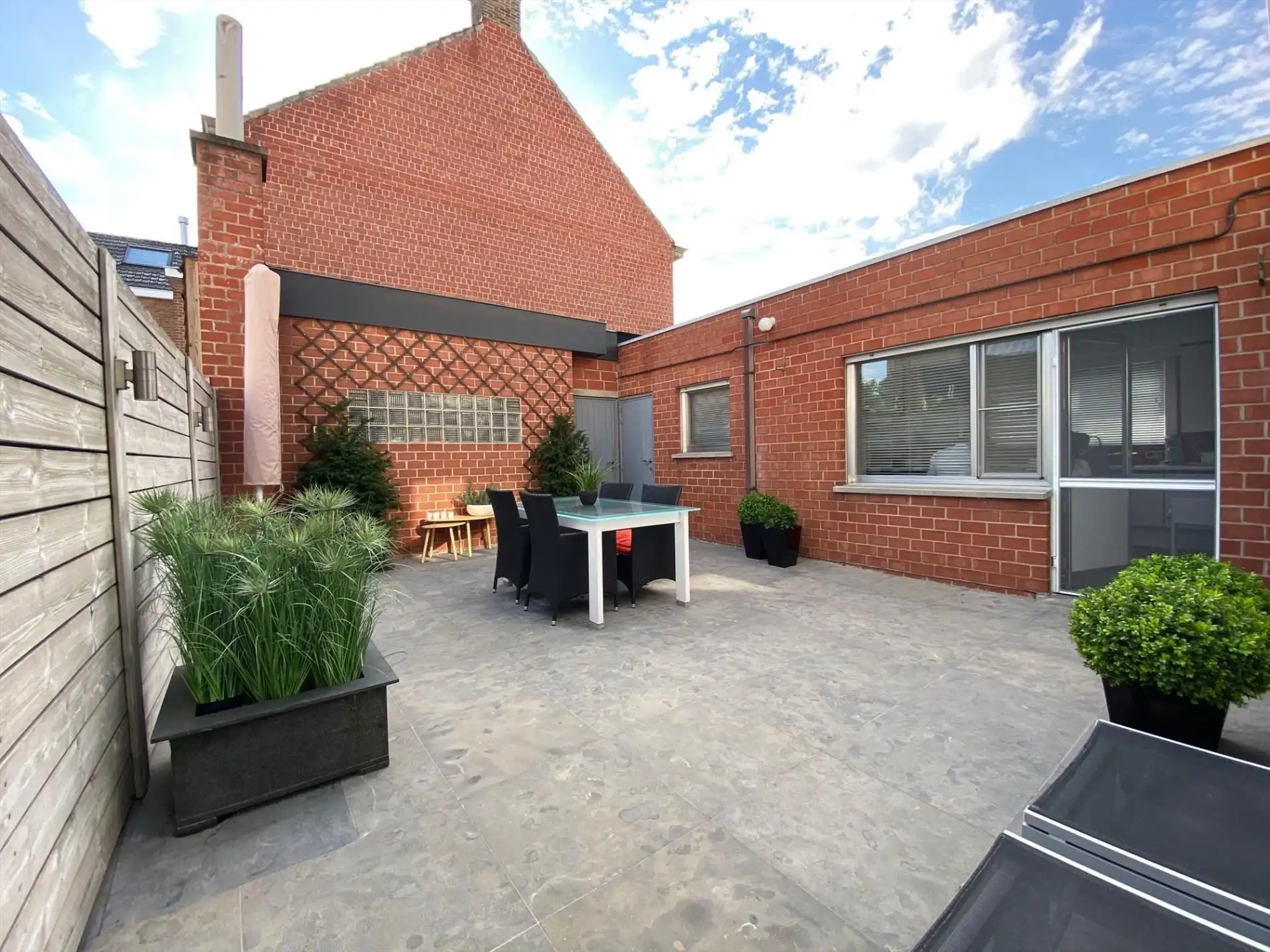 Instapklare hoekwoning met 2 garages 'TE KOOP' te Oeselgem. foto 7