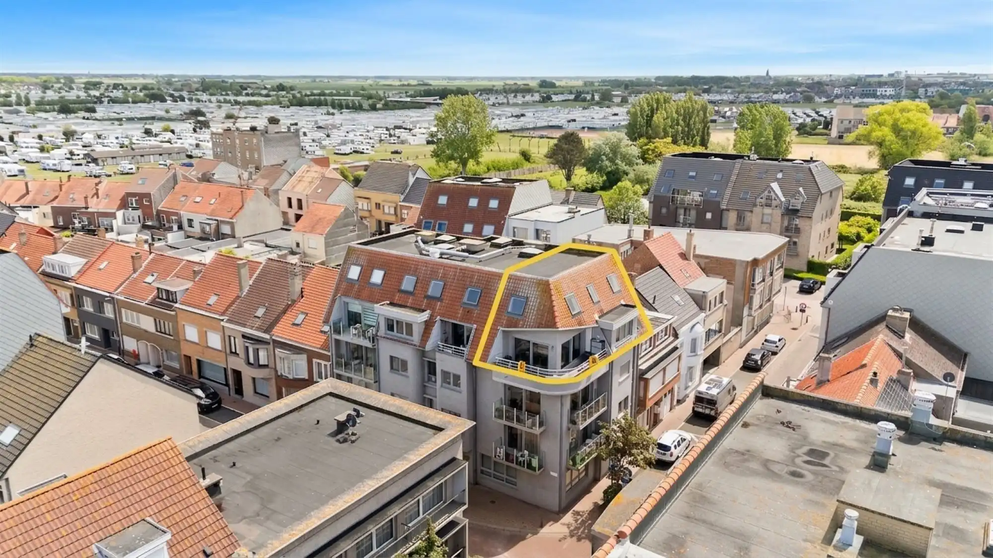 Instapklaar duplexappartement met zonneterras op toplocatie in Bredene foto 4