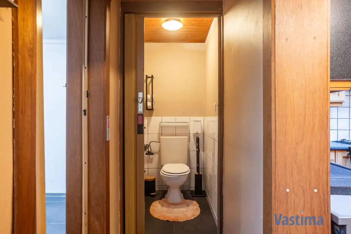 Stadswoning met zonnepanelen en tuin foto 9