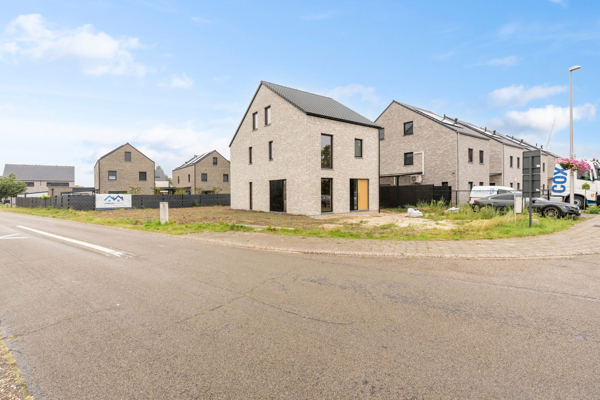 IDEALIS VASTGOED - ROYALE CASCO-WONING MET EEN HEERLIJK LICHTRIJKE WOONKAMER MET OPEN KEUKEN EN AANSLUITEND DE BERGPLAATS, 3 SLAAPKAMERS (MEER MOGELIJK), EEN RUIME BADKAMER EN RUIME 2DE VERDIEPING OP KNAP HOEKPERCEEL VAN +- 5A 54CA! foto 2