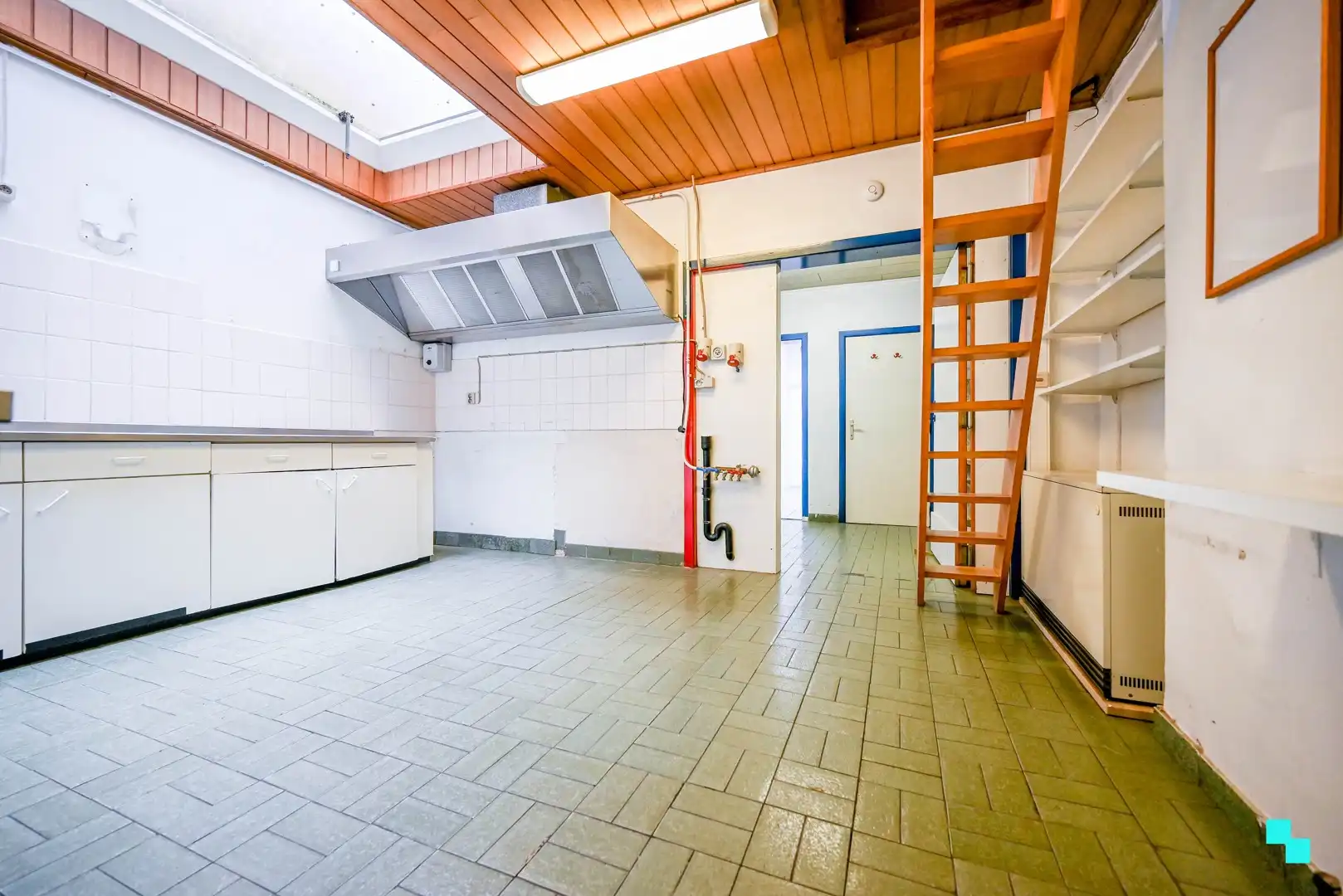 Te renoveren karaktervol handelspand in centrum Waregem foto 7