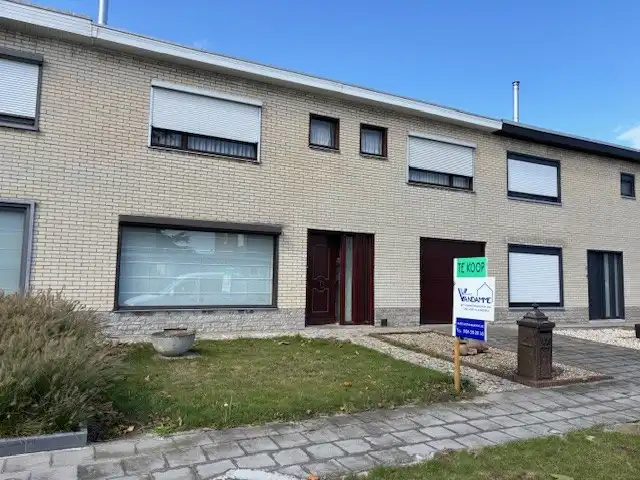 Hoofdfoto van de publicatie: Rustig gelegen, ruime te renoveren woning met 4 slaapkamers, tuin en garage op 262m2 .
