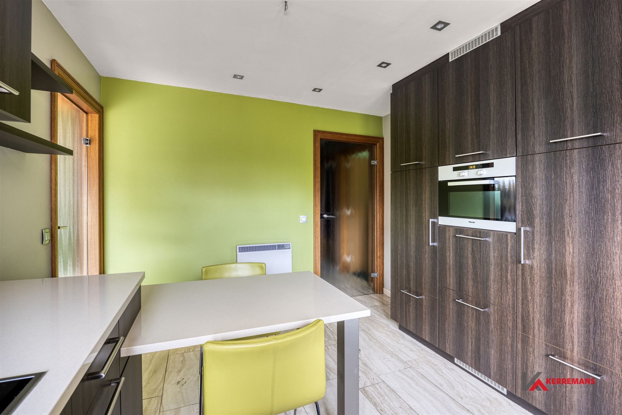 Laagbouwwoning met 3 slaapkamers, garage en tuin.  foto 11