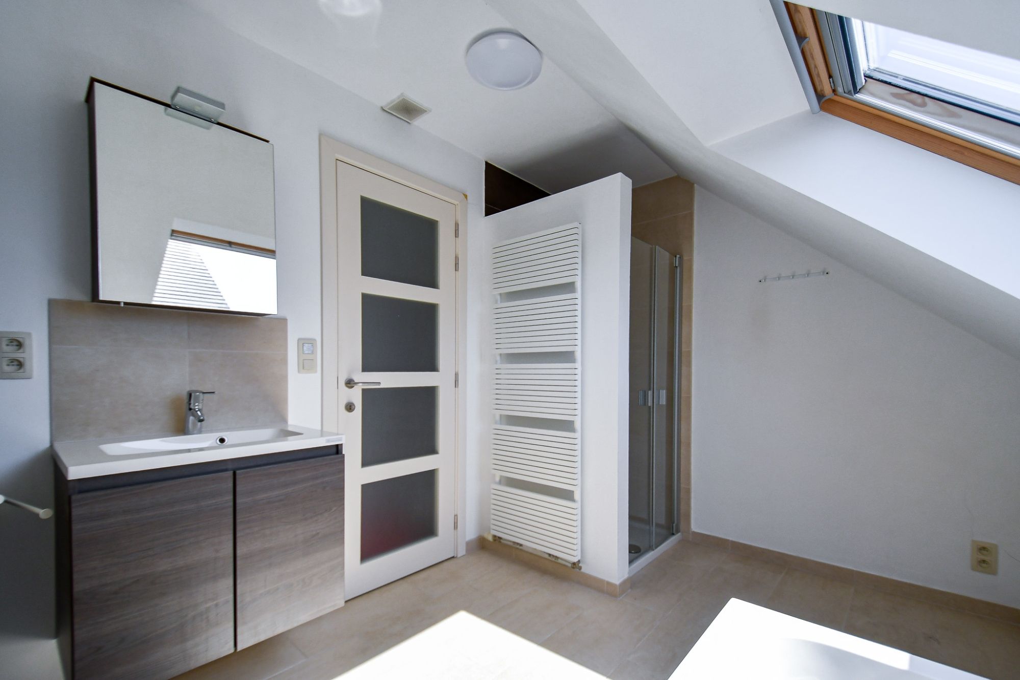 Recente woning gelegen in een gezellige rustige straat vlakbij het kanaal foto 11
