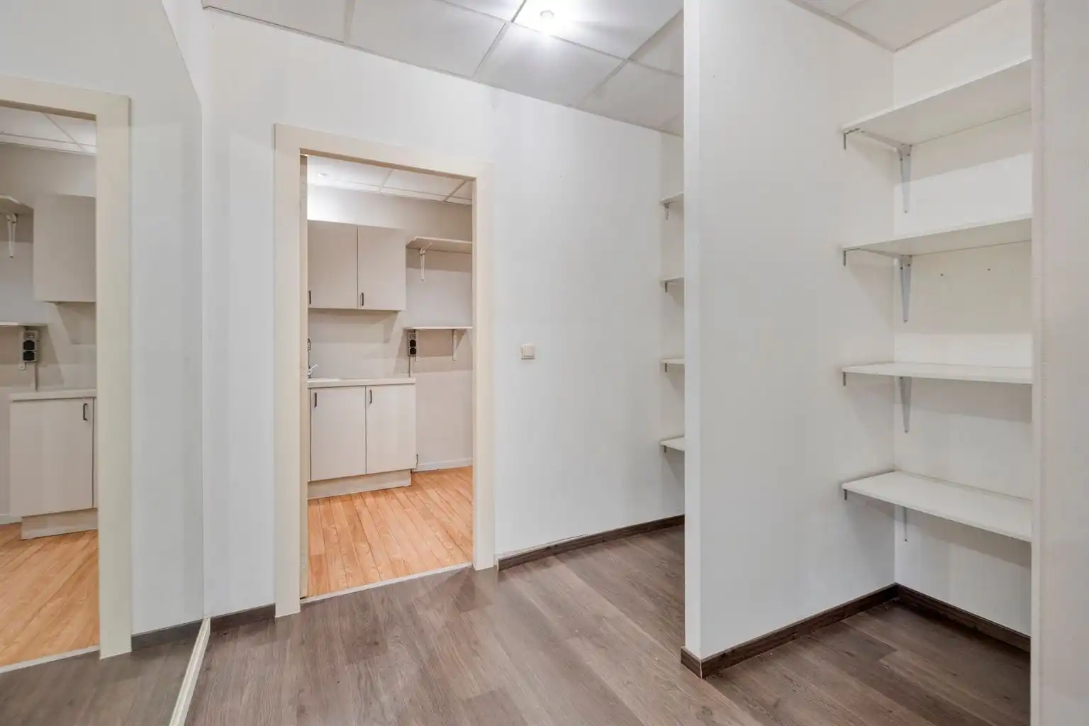 Karaktervol hoekpand met handelsruimte en ruime woning op een absolute topligging aan de Bosstraat in Maaseik.  foto 27