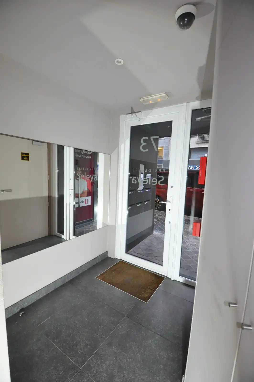 Instapklaar recent appartement met terras op een  centrale ligging foto 24