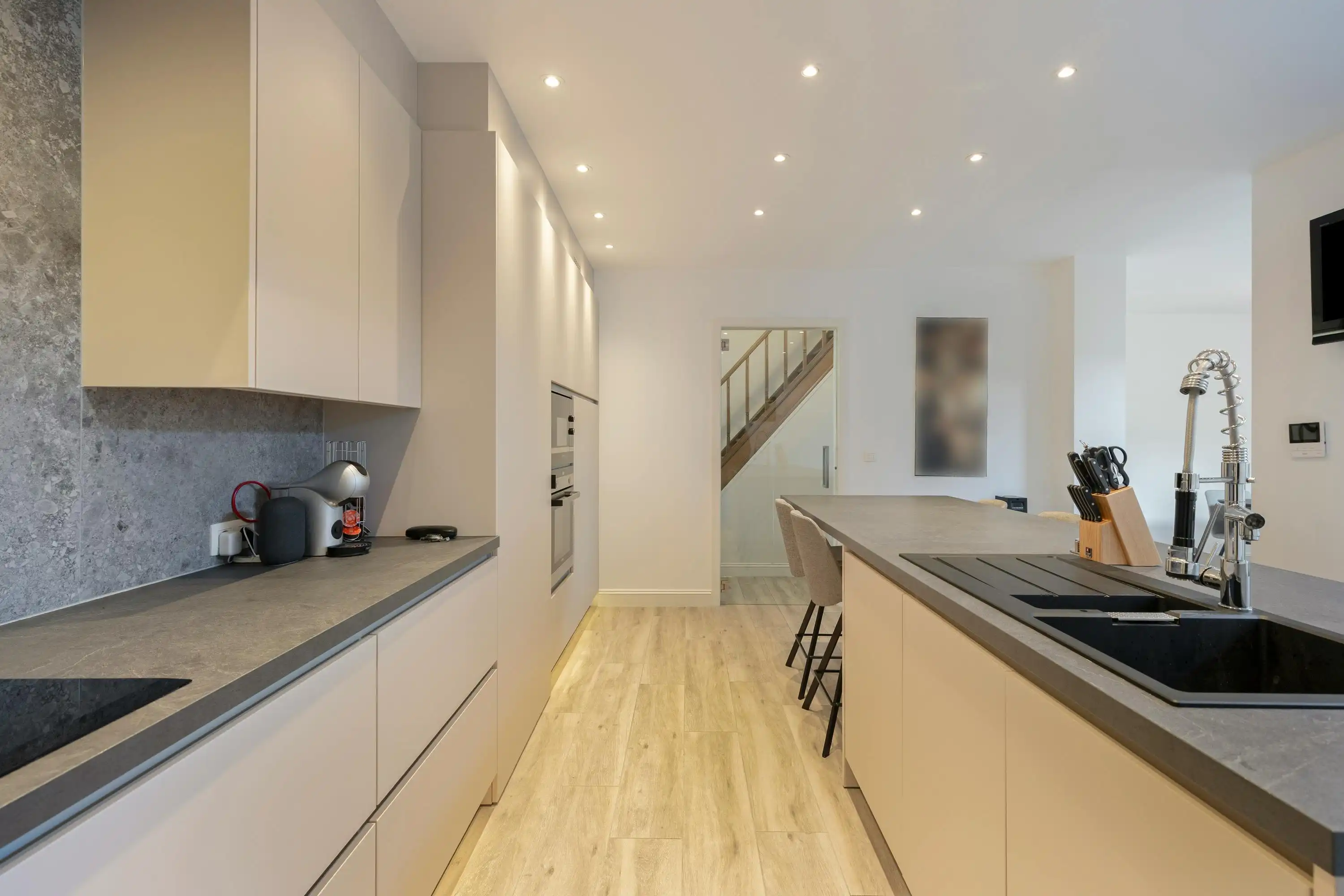 Volledig gerenoveerde woning met garage te koop in Wevelgem!  foto 3