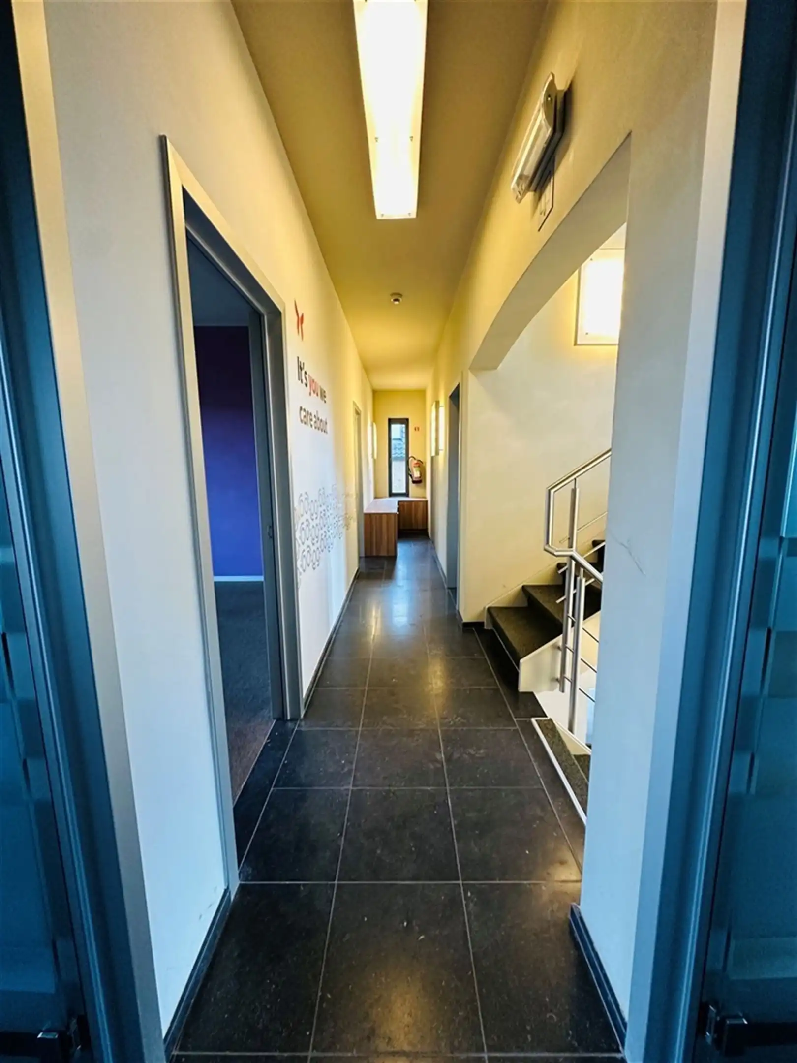 Af te werken kantoorgebouw op zichtlocatie langsheen  N9 foto 9