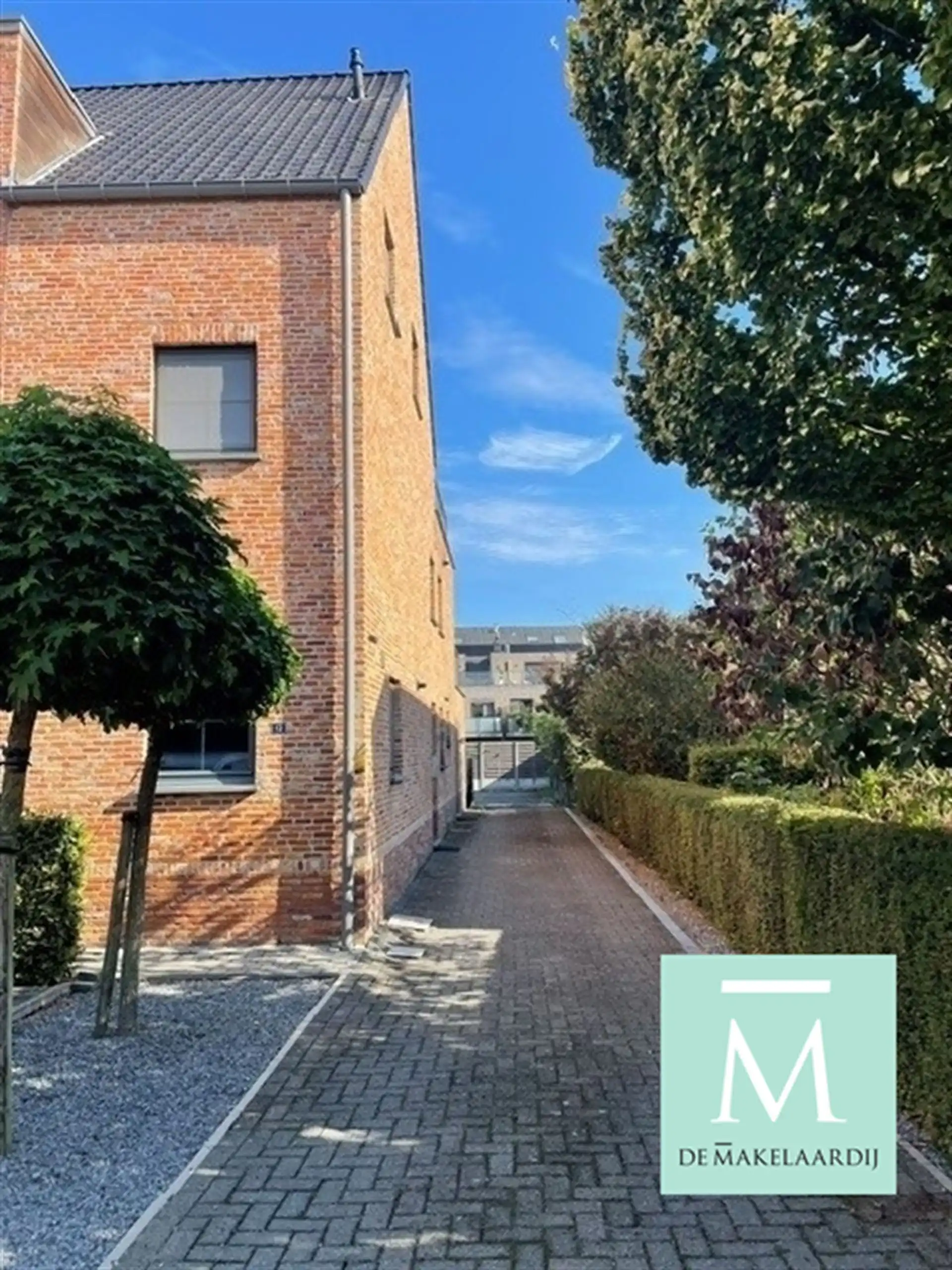 Uiterst verzorgd gelijkvloers 2-slaapkamer appartement, ruim terras met tuin en carport! foto 12