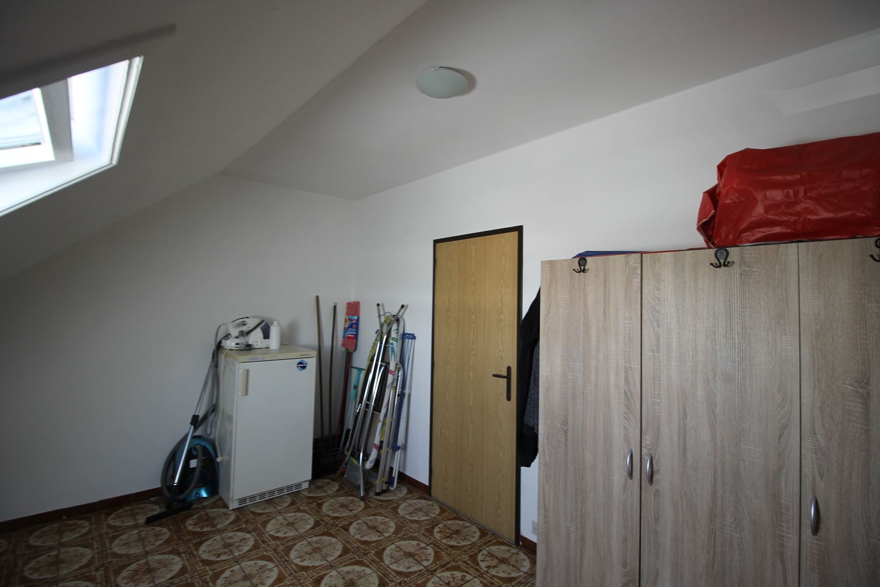 Ruim dakappartement op de tweede verdieping rechts met garagebox. foto 8