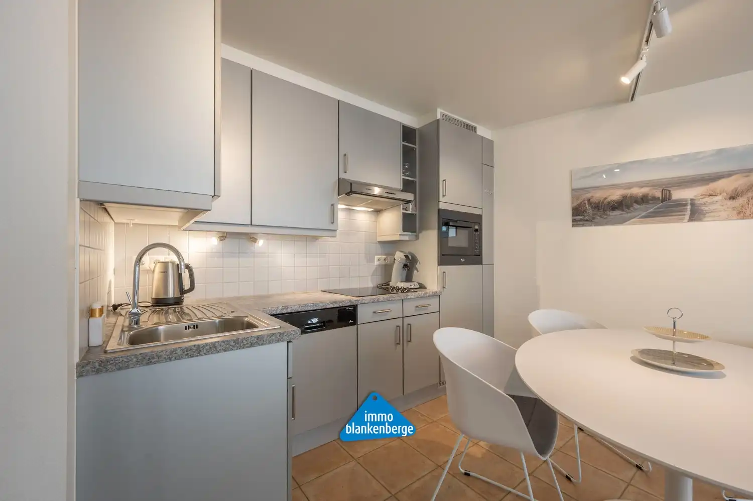Instapklaar gemeubeld  éénslaapkamerappartement op topligging aan de zee in Blankenberge foto 3