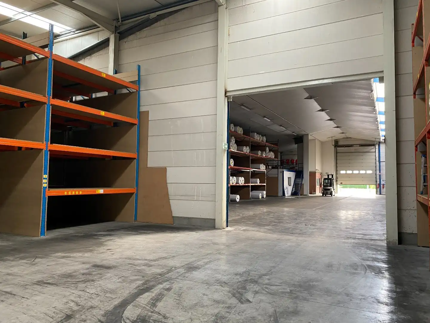 Grote loods (1195m²) met diverse mogelijkheden in een industriezone. foto 8