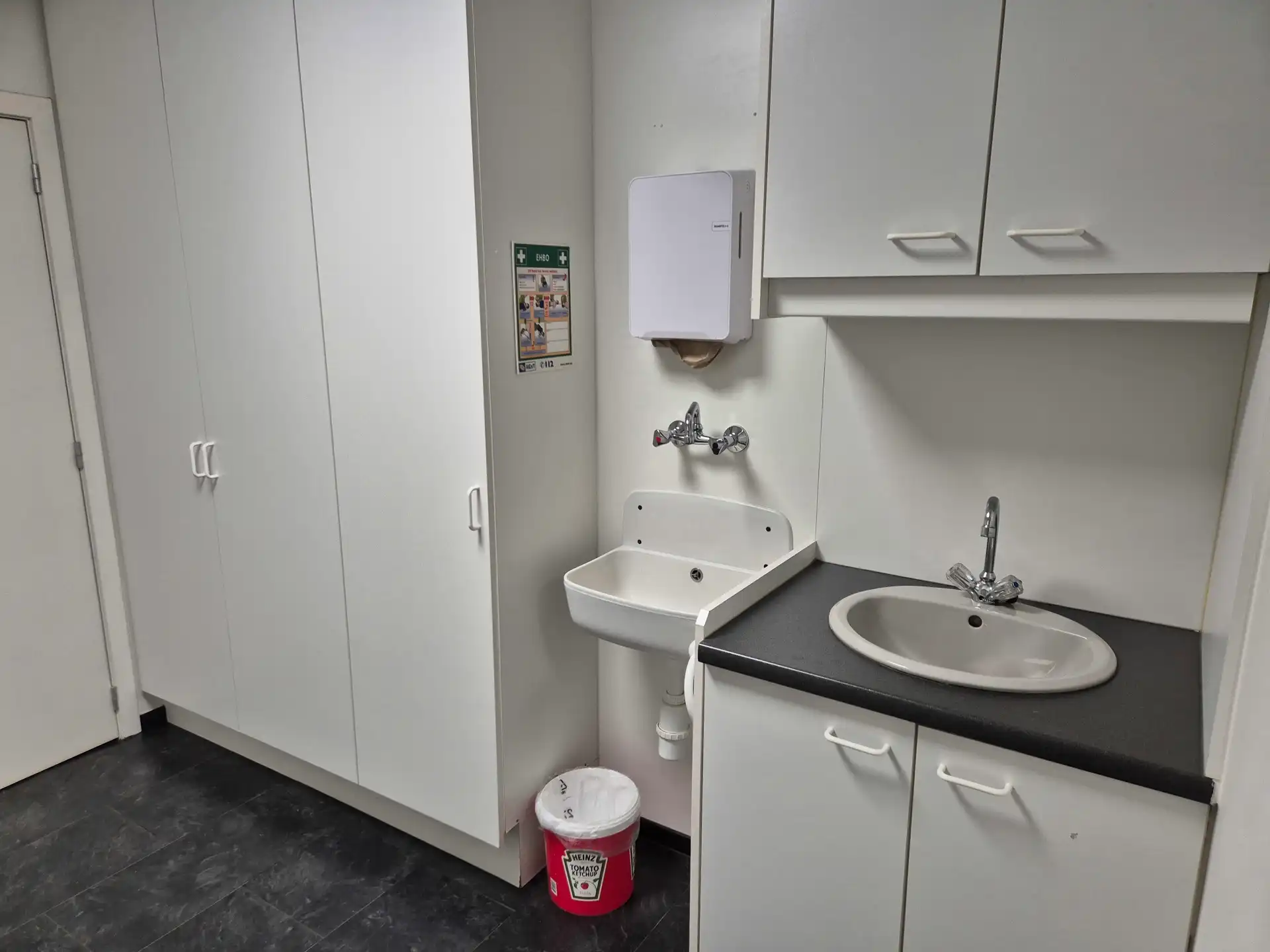TE KOOP: Bedrijfsgebouw met mooie kantoren in Meeuwen foto 13