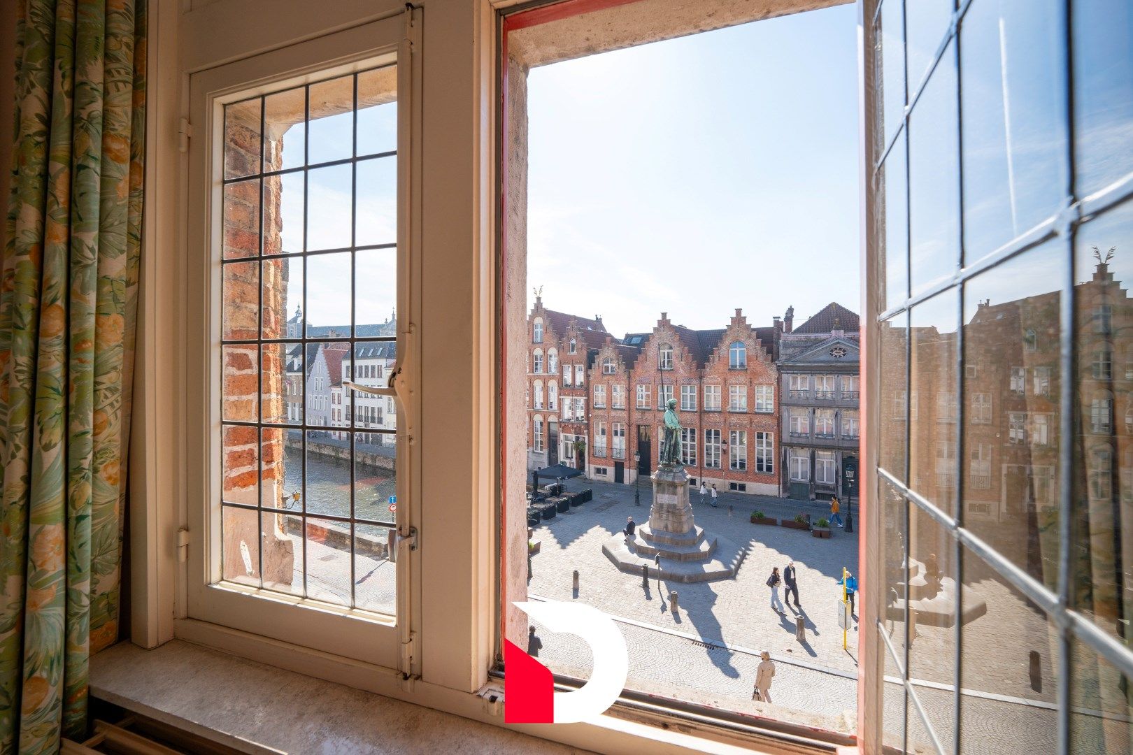 Karaktervolle / historische burgerwoning op het Jan Van Eyckplein te Brugge. foto 9