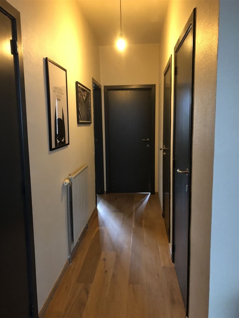 Mooi appartement met 2 slaapkamers, ruime woonkamer gelegen vlakbij de markt van Maaseik. foto 2