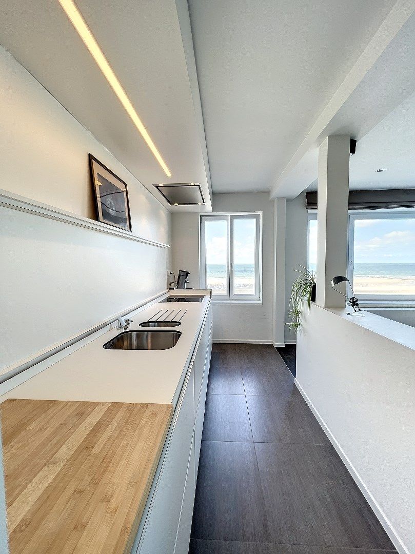 Prachtig vernieuwd 3-slaapkamer appartement met frontaal zicht op zee foto 13