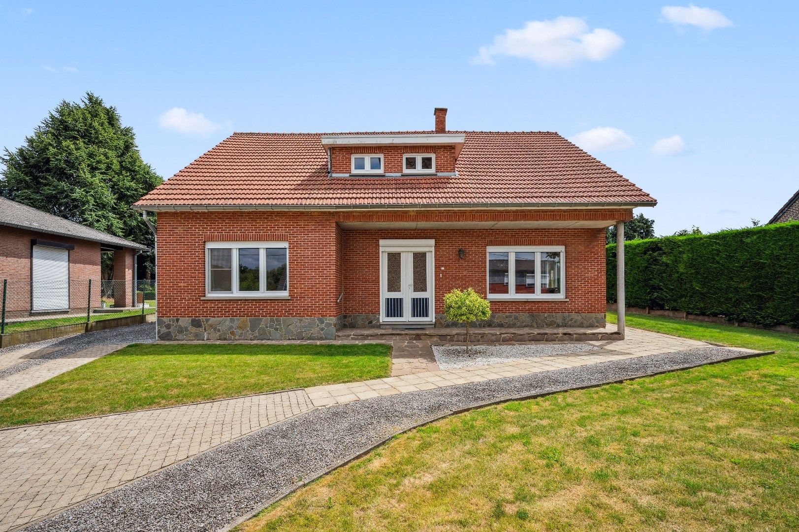 Ruime open bebouwing met tuin, terras, garage en 3 slaapkamers in Wange foto 2