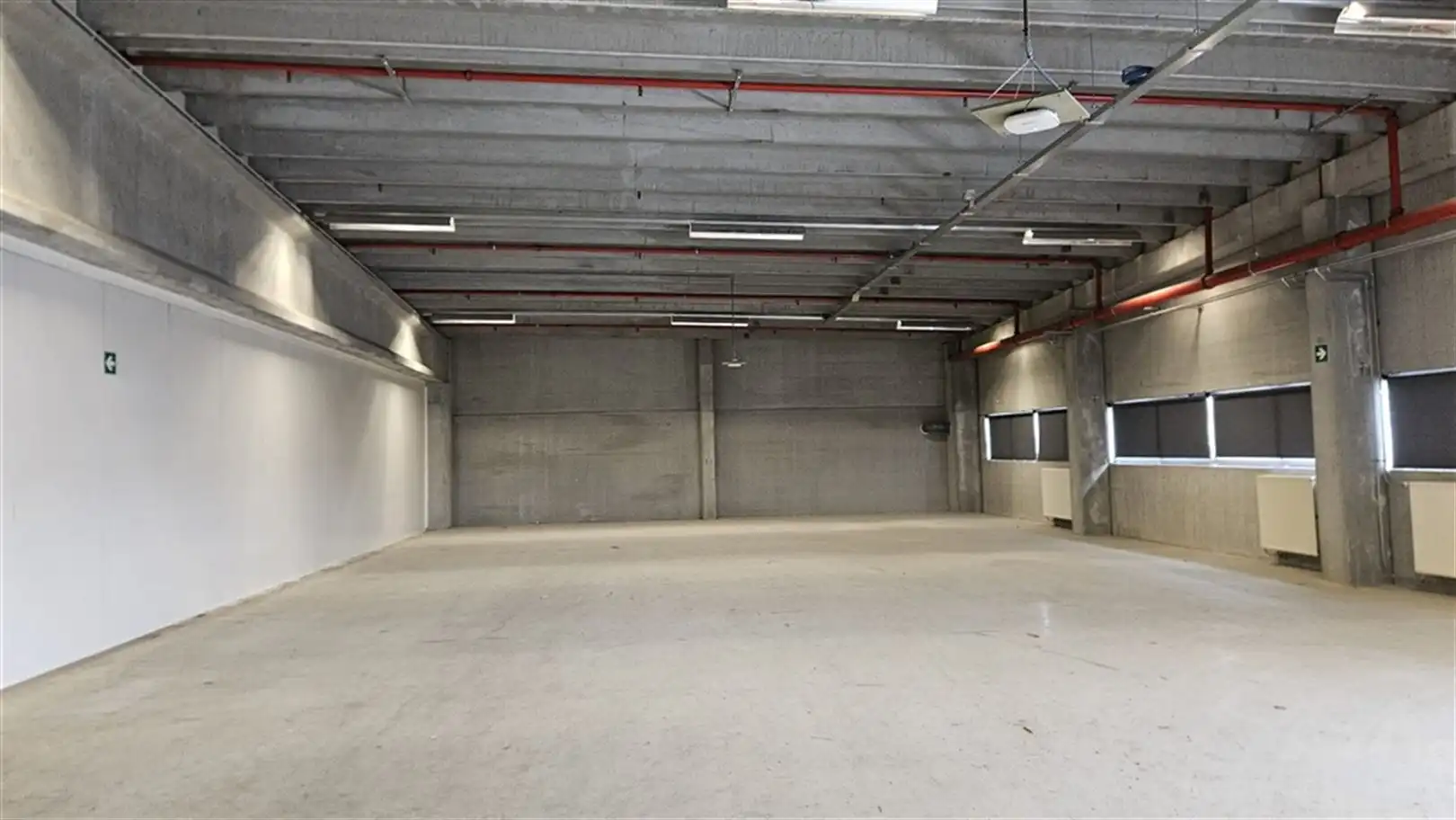 Magazijn met laadkades en kantoren foto 14