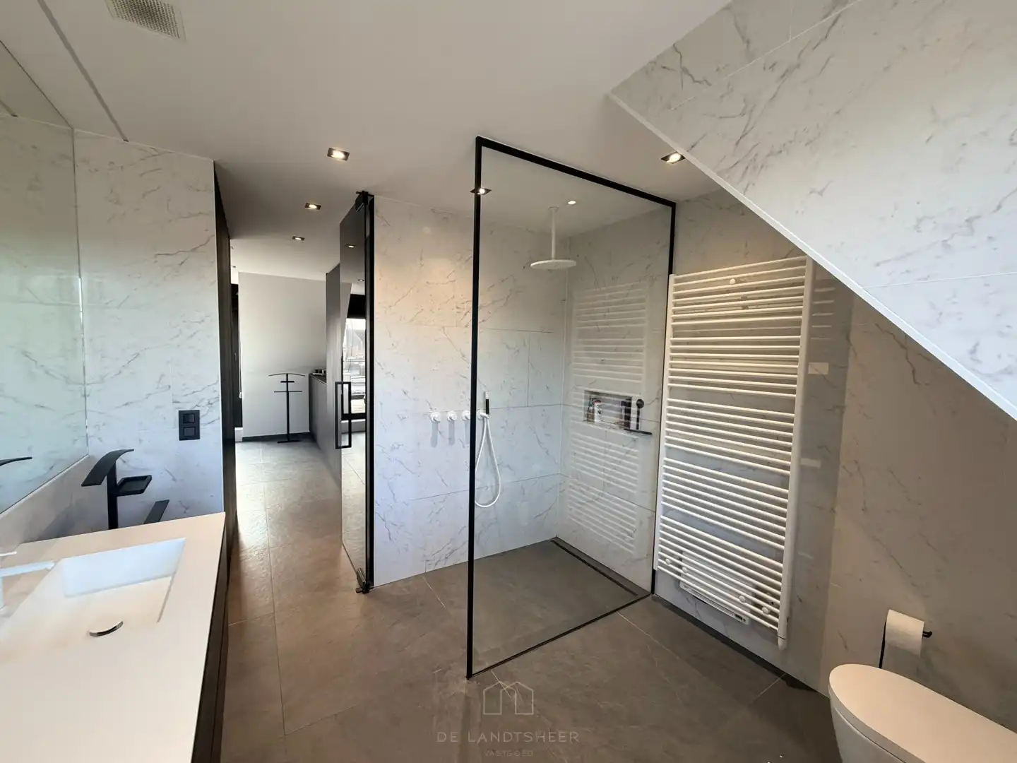 Stijlvol dakappartement met 3 slaapkamers, 2 badkamers en uitzonderlijk veel maatwerk foto 29