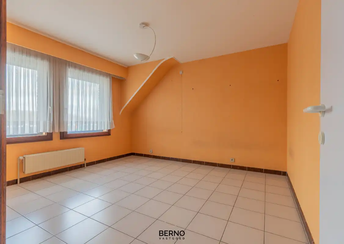 Building met praktijkruimte en 2 appartementen op commerciële locatie foto 18