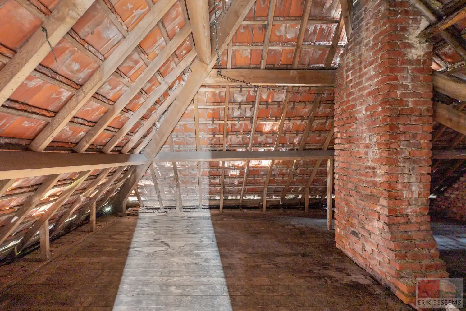 Charmante op te frissen woning met veel potentieel, met een woonoppervlakte van 169 m² foto 24