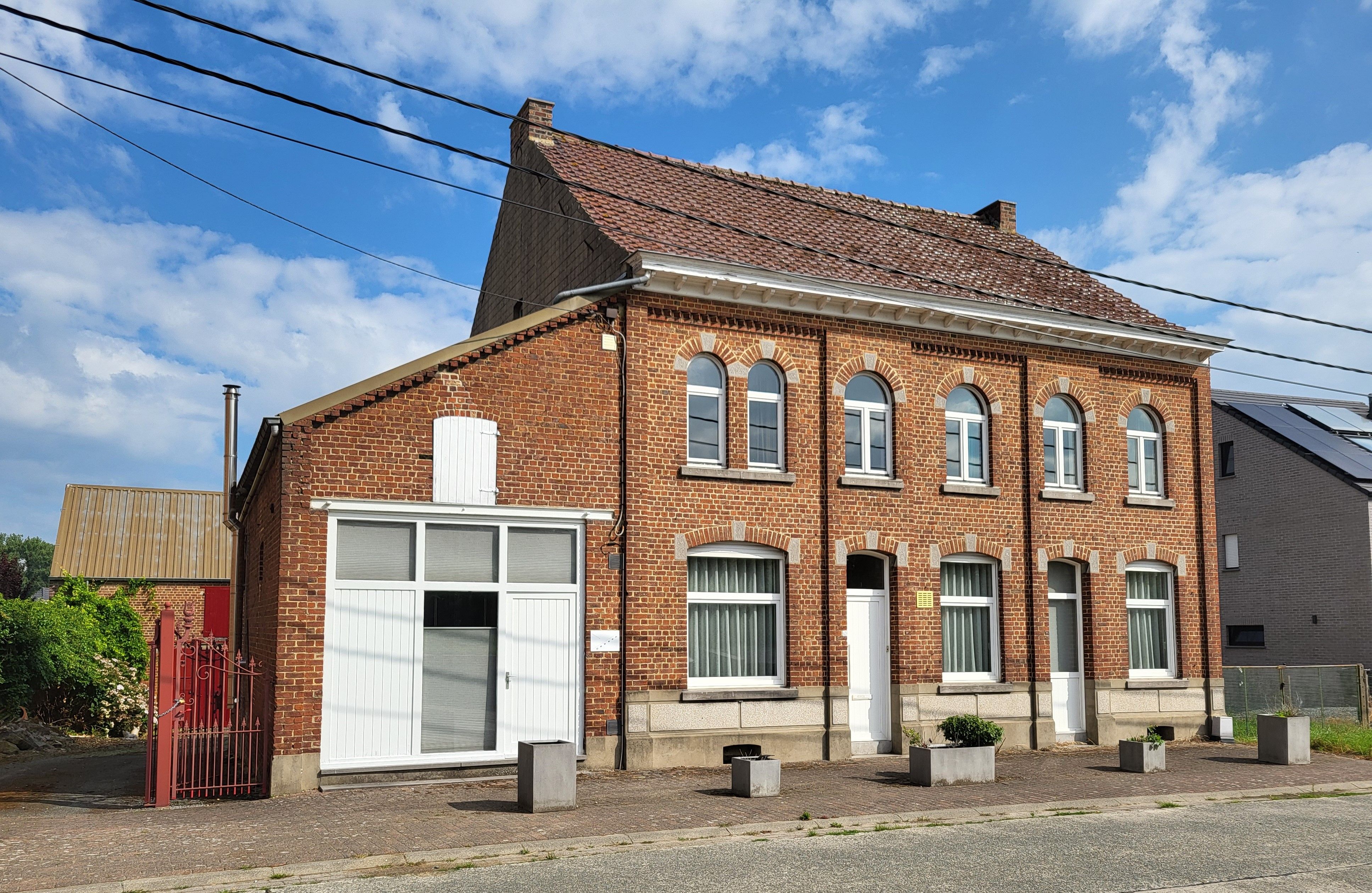 Prachtig burgerwoning/ hoeve op 1246m² met stallingen en aanpalend bouwgrond.  foto 2