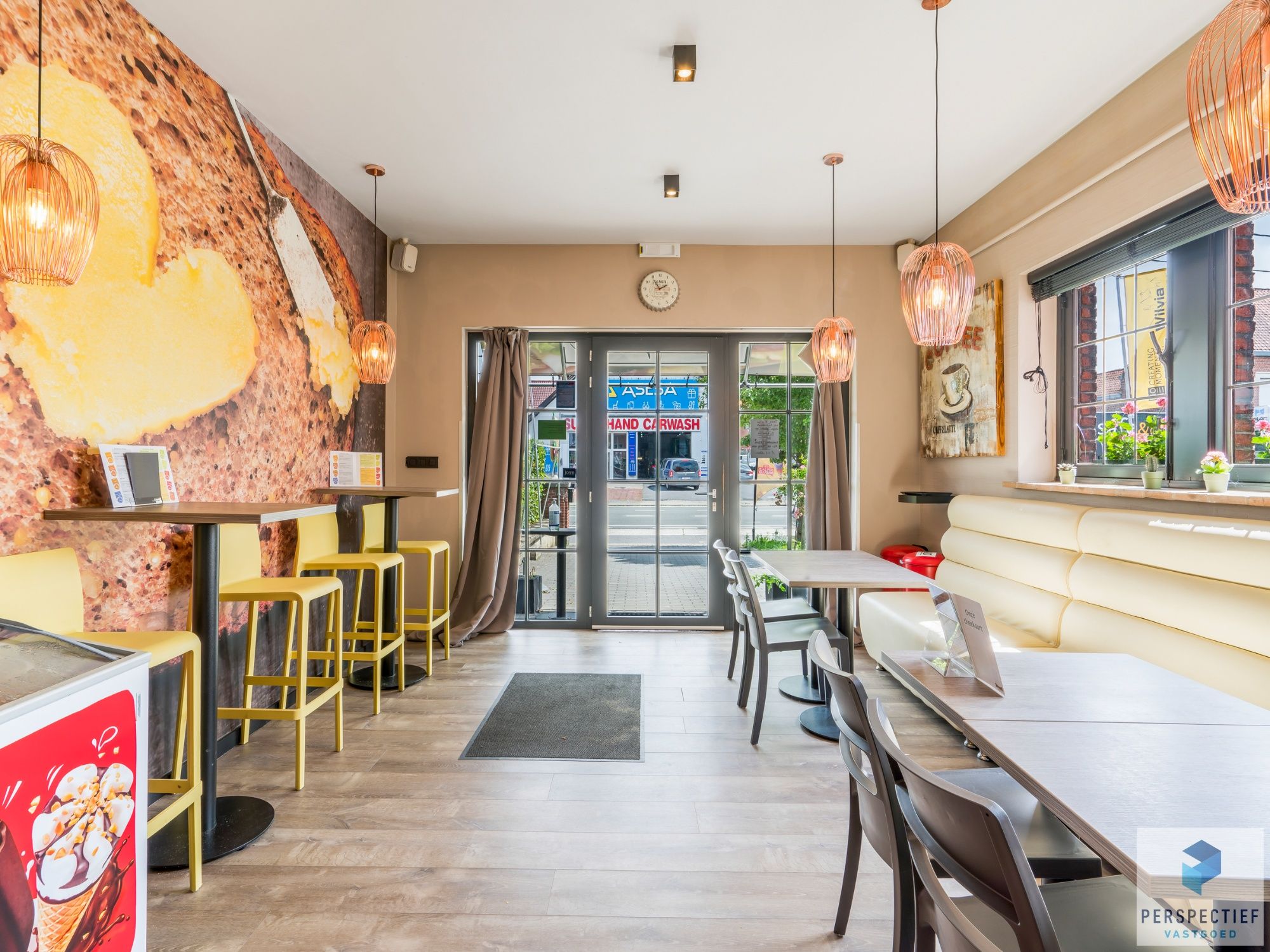 2 handelsruimtes + appartement met mogelijkheden op een strategische ligging te Roeselare foto 5