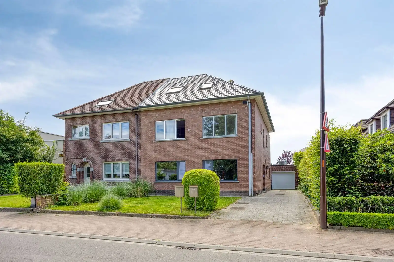 Instapklaar gelijkvloers appartement met 2 slaapkamers, garage en zonnige tuin foto 2