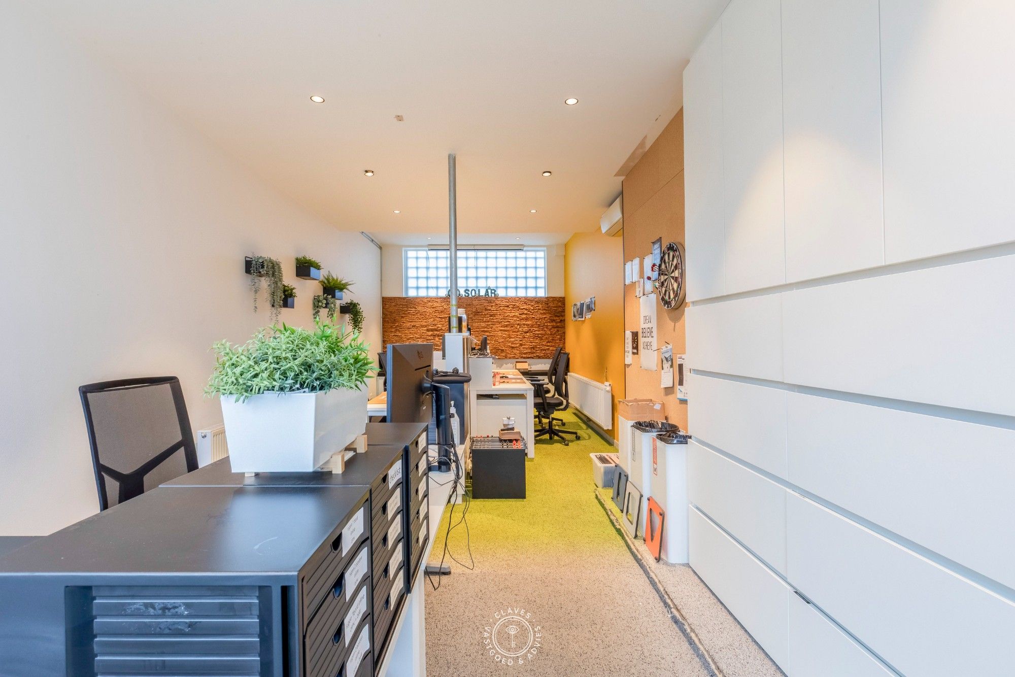 Multifunctioneel kantoorgebouw met magazijnen foto 21