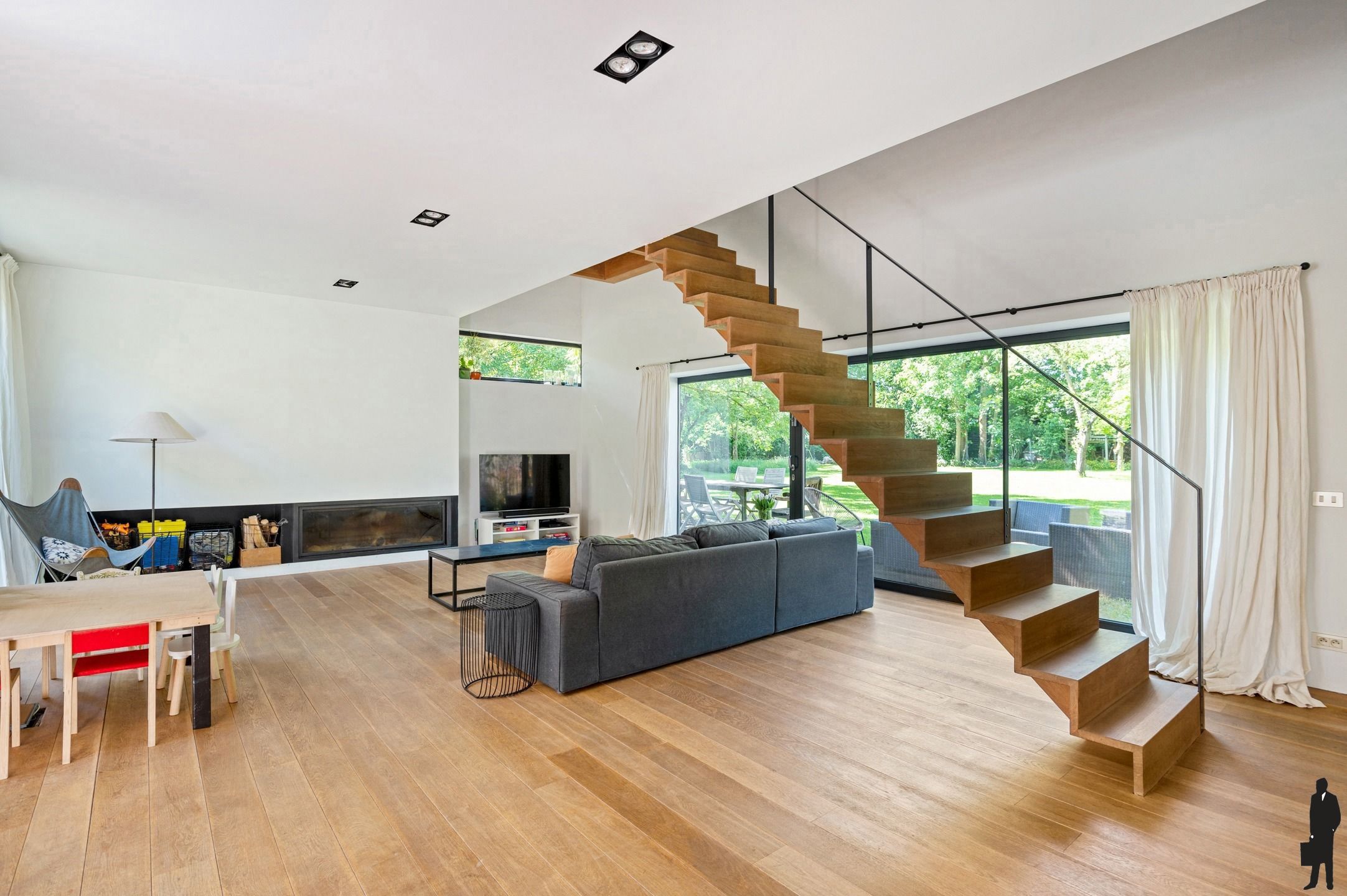 Unieke te renoveren hoevewoning met mooie parktuin foto 5