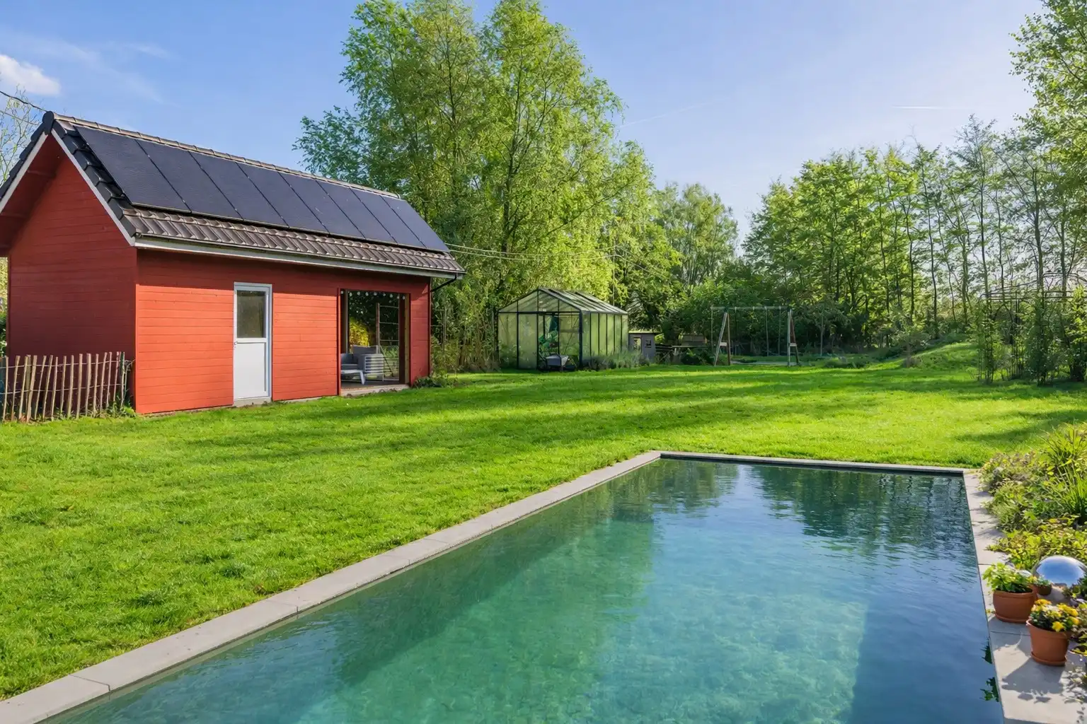 Unieke passiefbouw villa met prachtige tuin en heerlijk zwembad foto 2