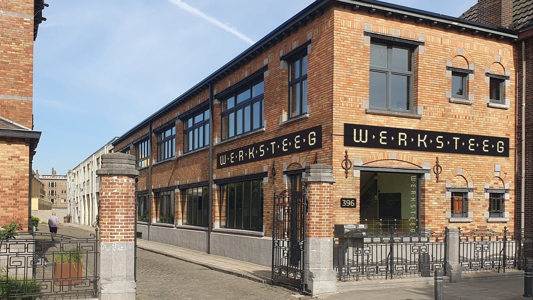 Volledig gerenoveerde kantoren in kleinschalig business center in Gent foto {{pictureIndex}}