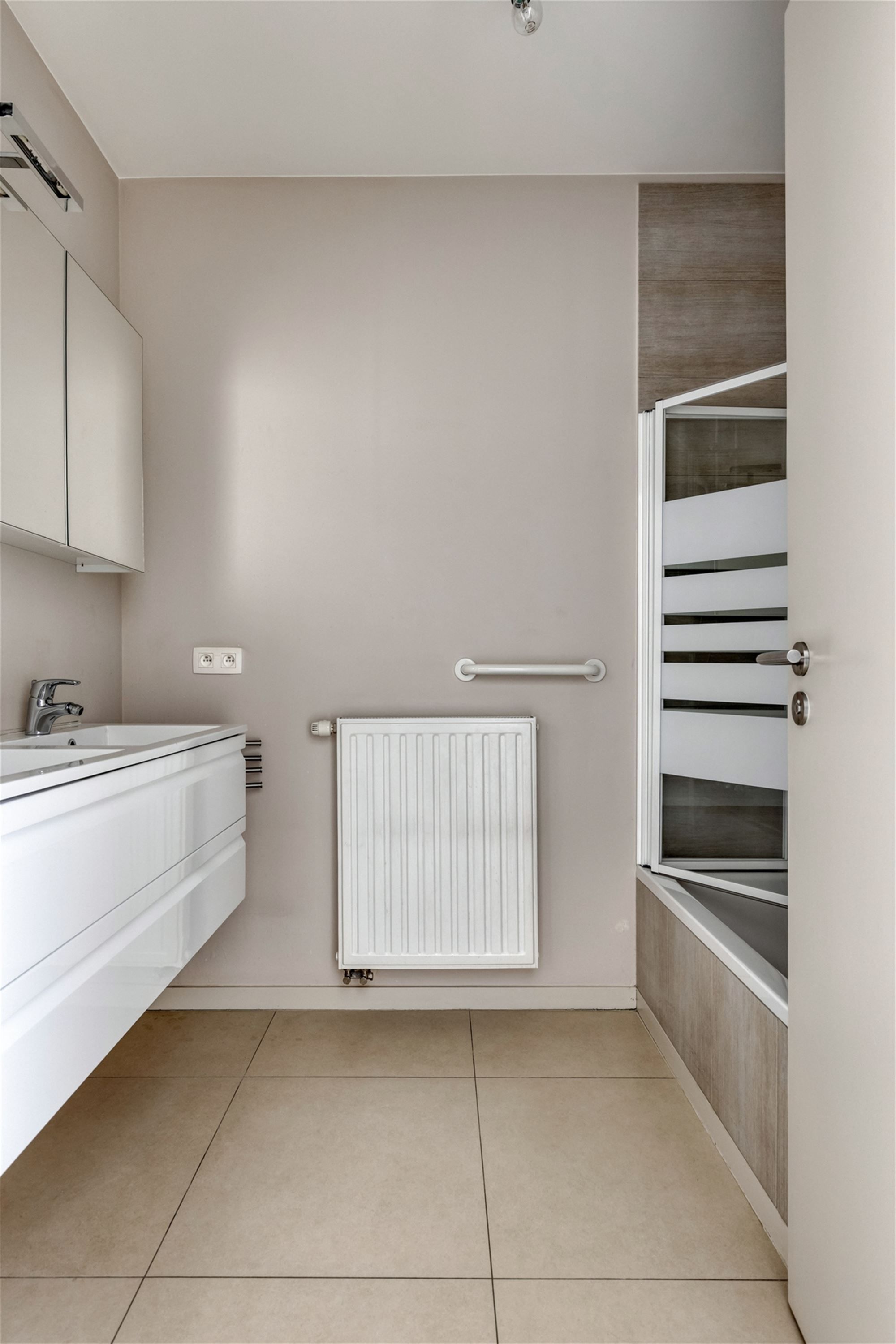 Instapklaar appartement met 2 terrassen foto 12