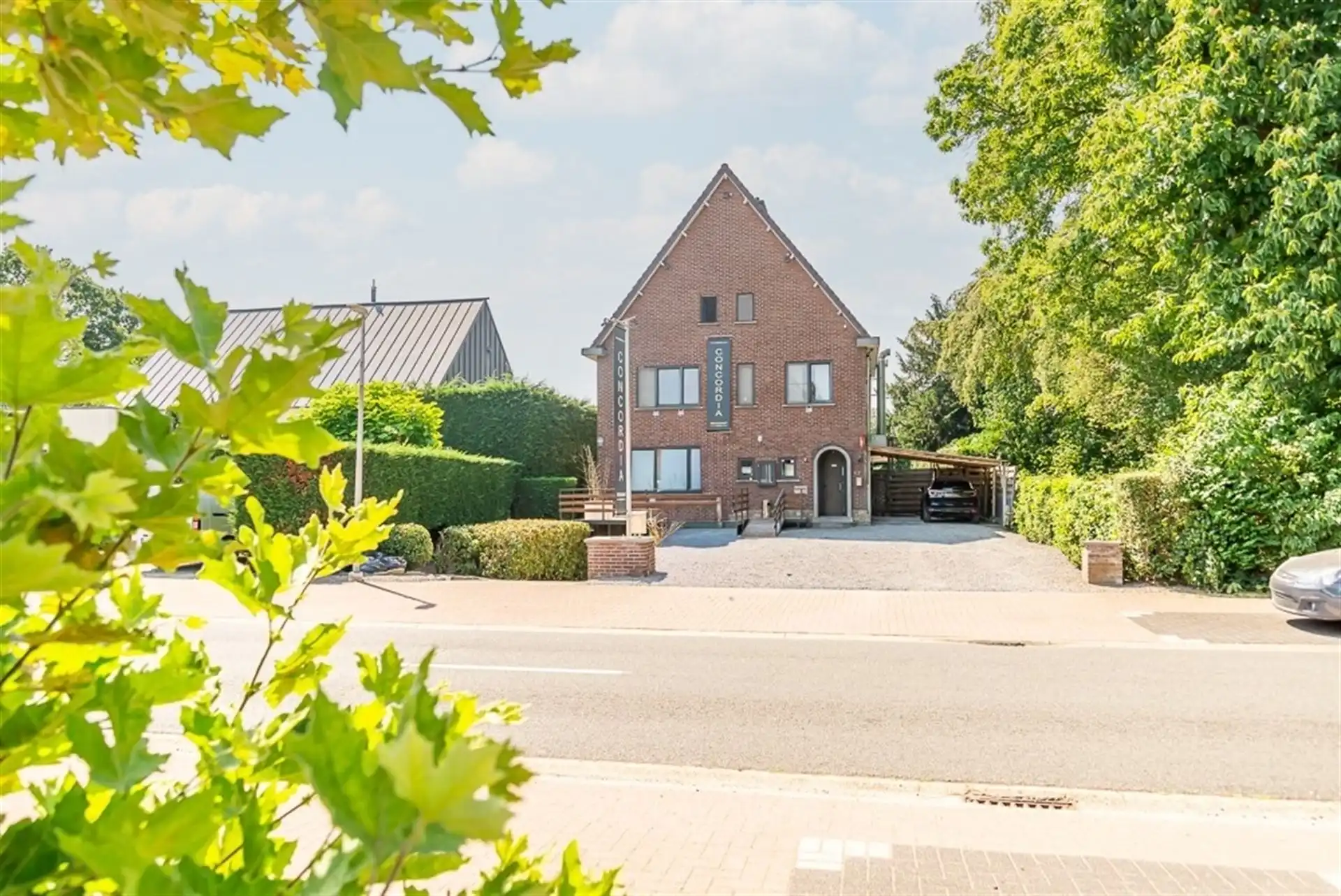Karakteristiek handelshuis met ruime bovenwoning op toplocatie nabij Maasmechelen foto 2