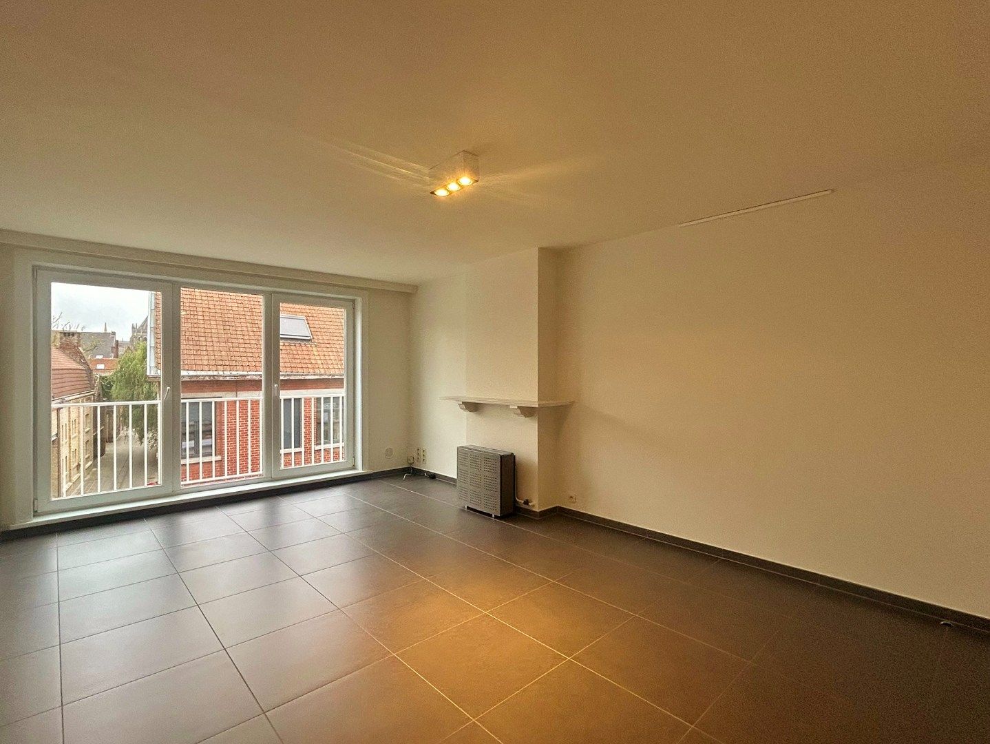 Lichtrijk en gerenoveerd appartement in het centrum van Ieper  foto 3