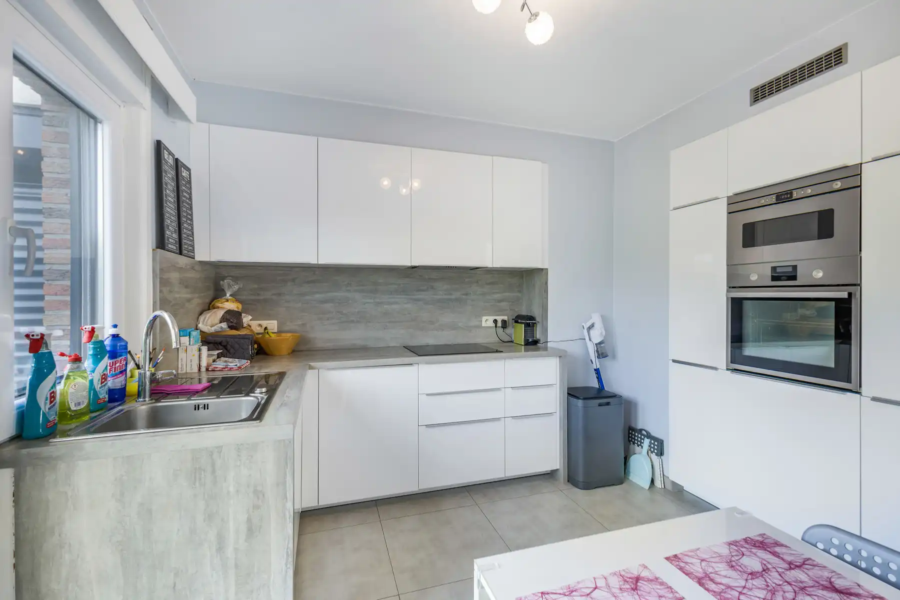 Goed gelegen woning met drie slaapkamers en garage foto 8