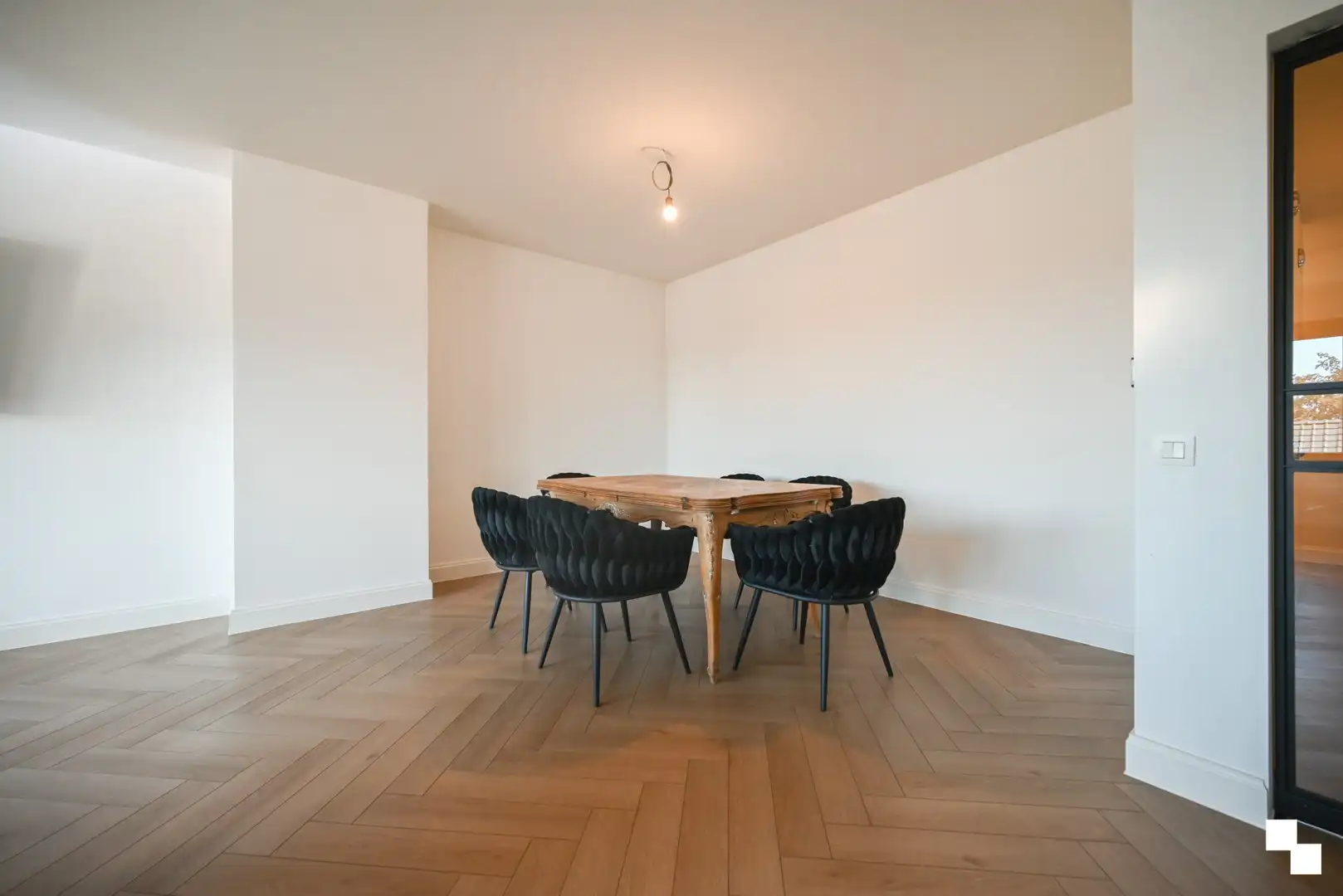 Volledig gerenoveerd appartement met drie slaapkamers te centrum Izegem foto 18