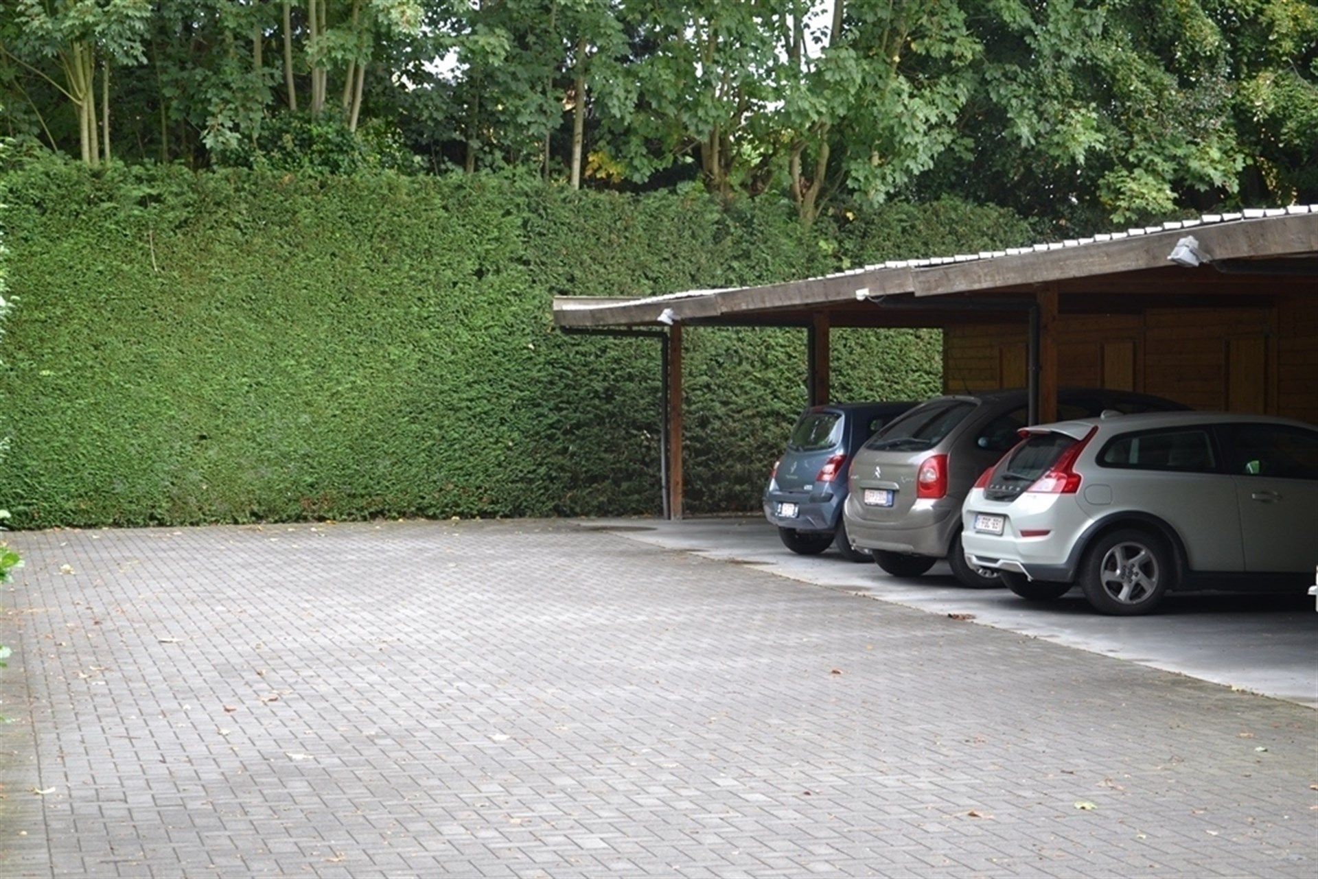 Gelijkvloers appartement met terras gelegen op wandelafstand van het centrum. foto 14