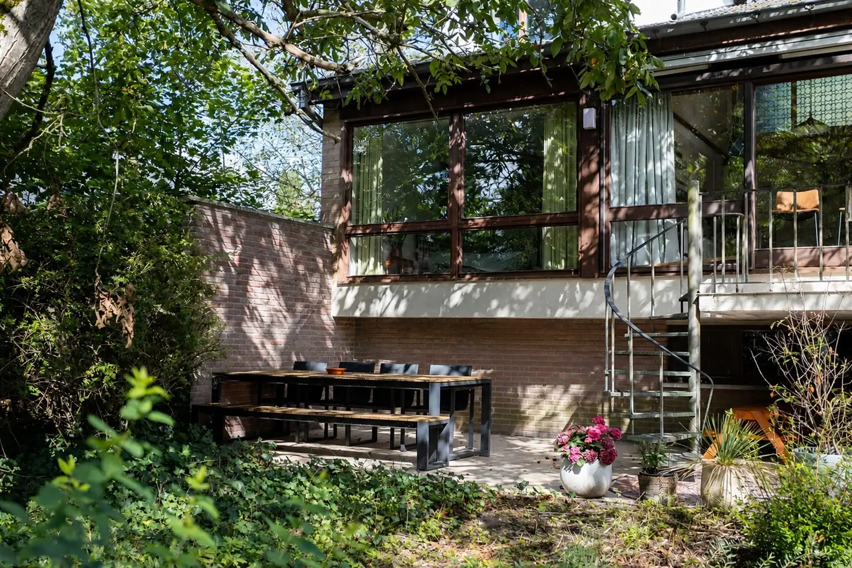 Retro-architecturale villa omringd door groen en privacy foto 11