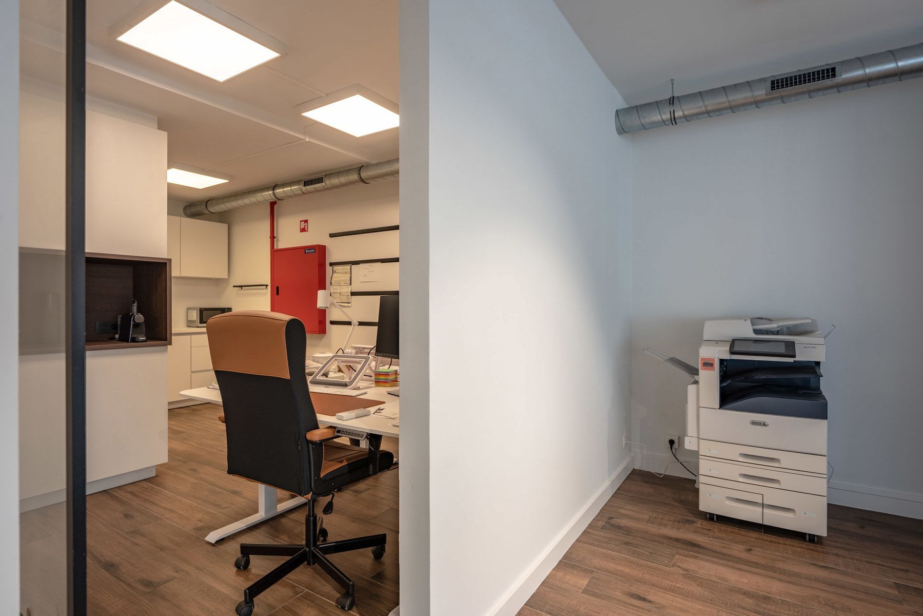 Handelsgelijkvloers (80m²) in het centrum van Stabroek met inpandige garage!  foto 7