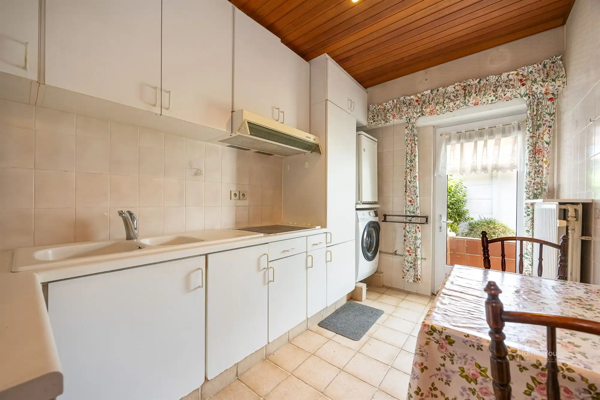 Op te frissen appartement met 1slpk, tuin en een garagebox te Schoten! foto 5