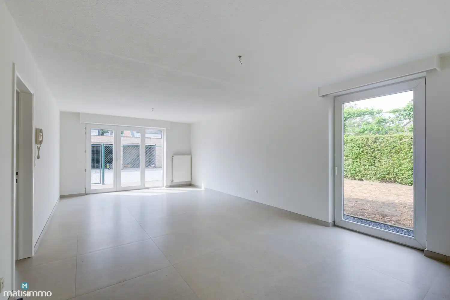 INSTAPKLAAR GELIJKVLOERS APPARTEMENT MET 2 SLAAPKAMERS, BERGING EN AUTOSTAANPLAATS NABIJ HET CENTRUM VAN BILZEN foto 3